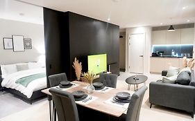 Central Manchester Luxury 2 Bed Apartment With Balcony